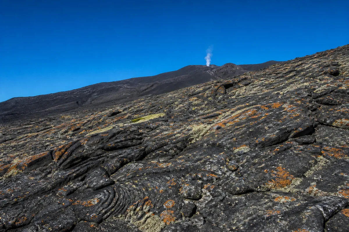 Coulée de lave figée sur les pentes noires du volcan